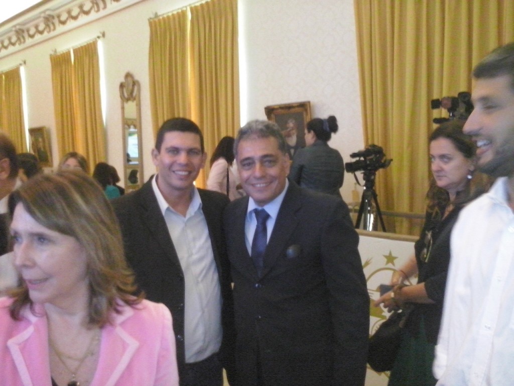 O Secretário, Sr. Sandro Esteves juntamente com Sr. Julio Bueno, Secretário de Desenvolvimento Econômico, Energia, Indústria e Serviços.