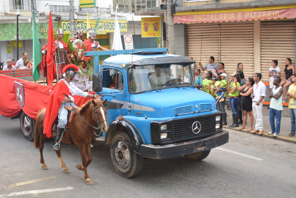 Devotos de São Jorge participam da tradicional procissão pelo centro da cidade