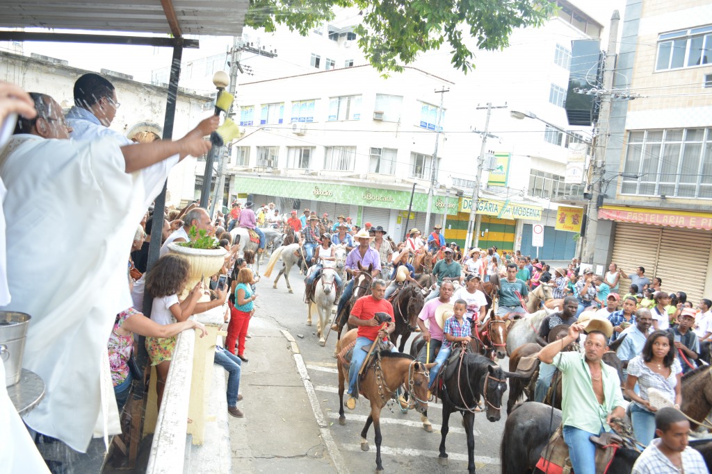 Devotos de São Jorge participam da tradicional procissão pelo centro da cidade