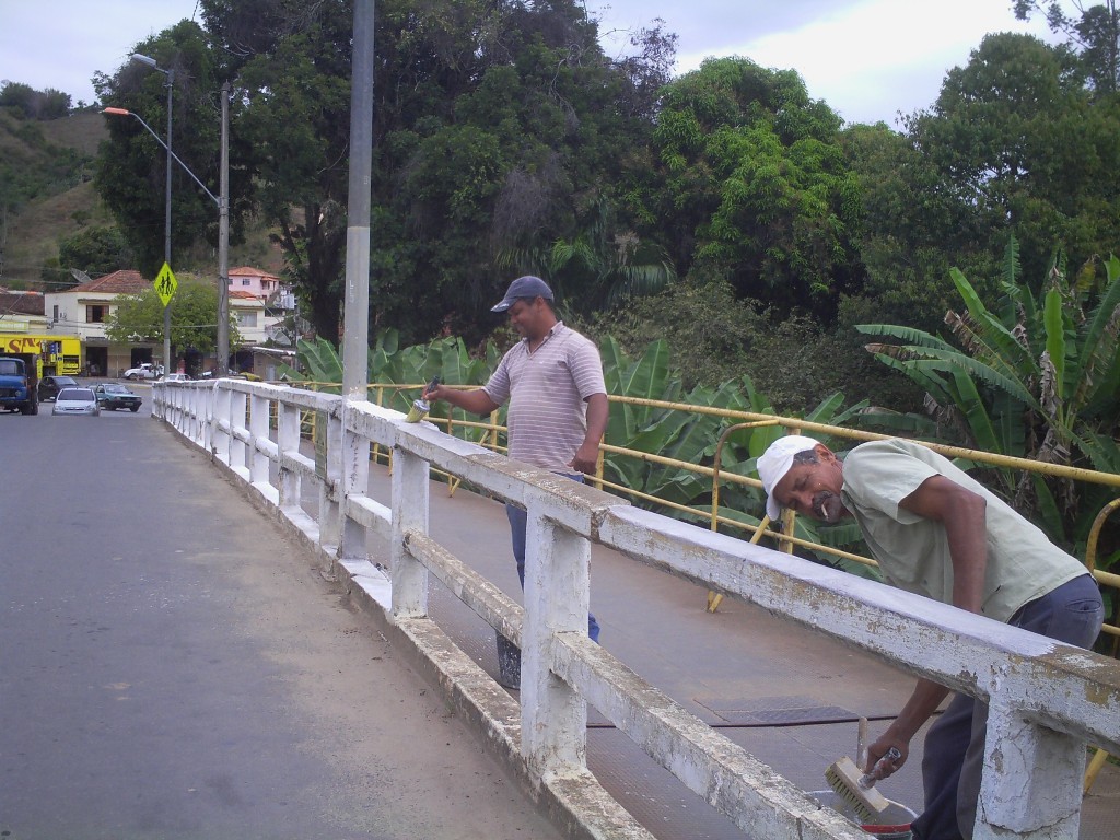 Subprefeitura de Parapeúna promove pintura da Ponte que liga RJ a MG